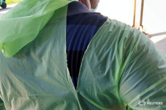 अंगावर फाटकं रेनकोट आणि डोक्यावर हेल्मेट, जीव धोक्यात घालून कोरोनाग्रस्तावर असे उपचार करतायेत डॉक्टर