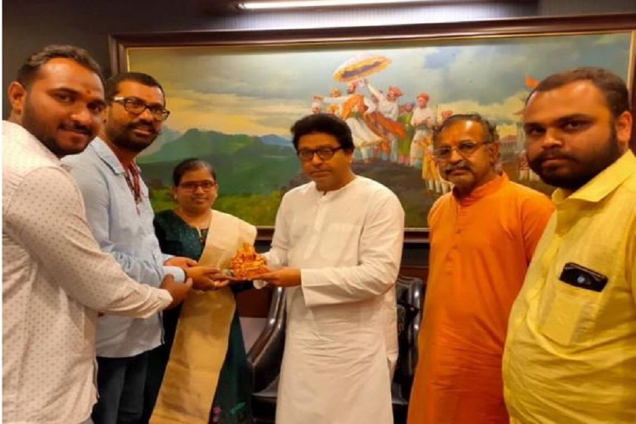 वादग्रस्त मिलिंद एकबोटे कृष्णकुंजवर, राज ठाकरेंसोबतच्या भेटीत नेमकं काय घडलं?