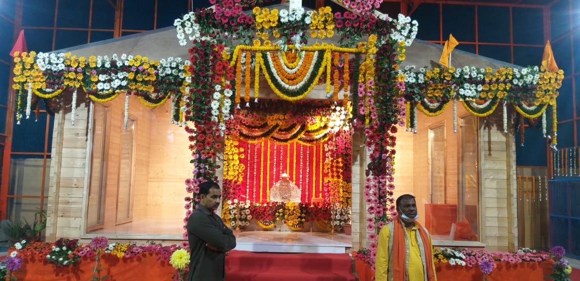 अशाप्रकारे, नवरात्रीच्या पहिल्या दिवशी रामलला आणि हनुमानजींसह चार भाऊ विधीवत बुलेटप्रुफ फायबर असलेल्या वातानुकूलित मंदिरात सिंहासनावर बसले होते. अशाप्रकारे, नवरात्रीच्या पहिल्या दिवशी रामलला आणि हनुमानजींसह चार भाऊ विधीवत बुलेटप्रुफ फायबर असलेल्या वातानुकूलित मंदिरात सिंहासनावर बसले होते.