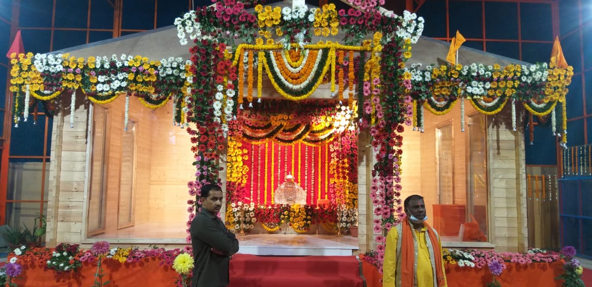 श्री रामजन्मभूमी तीर्थ क्षेत्र न्यास सदस्य विमलेंद्र मिश्रा आणि डॉ अनिल मिश्रा यांच्या उपस्थितीत विशेष पूजा करण्यात आली. राम मंदिराचे ट्रस्ट सेक्रेटरी चंपत राय म्हणाले की कोरोना विषाणूचा धोका लक्षात घेता अयोध्येतील संतांना पूजा करण्यास बोलावले नाही. श्री रामजन्मभूमी तीर्थ क्षेत्र न्यास सदस्य विमलेंद्र मिश्रा आणि डॉ अनिल मिश्रा यांच्या उपस्थितीत विशेष पूजा करण्यात आली. राम मंदिराचे ट्रस्ट सेक्रेटरी चंपत राय म्हणाले की कोरोना विषाणूचा धोका लक्षात घेता अयोध्येतील संतांना पूजा करण्यास बोलावले नाही.