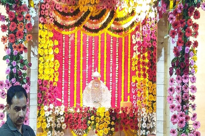 रामलल्ला हलवण्यापूर्वी हा मार्ग शुद्ध करण्यात आला आणि वैदिक जप करून रामलला जुन्या मंदिरातून नवीन तात्पुरत्या मंदिरात ठेवण्यात आलं.