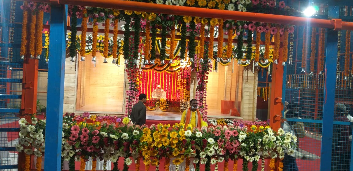 मंदिराचे बांधकाम पूर्ण होईपर्यंत पुतळे तात्पुरत्या रचनेत राहतील. जयपूरच्या कारागिरांनी बनविलेल्या साडे नऊ किलो चांदीच्या सिंहासनावर देव पुतळे बसवले गेले आहेत. कोरोना विषाणूच्या धोक्यामुळे प्रशासनाने लादलेल्या निर्बंधांदरम्यान मंदिर बांधण्याचे काम सुरू झाले. मंदिराचे बांधकाम पूर्ण होईपर्यंत पुतळे तात्पुरत्या रचनेत राहतील. जयपूरच्या कारागिरांनी बनविलेल्या साडे नऊ किलो चांदीच्या सिंहासनावर देव पुतळे बसवले गेले आहेत. कोरोना विषाणूच्या धोक्यामुळे प्रशासनाने लादलेल्या निर्बंधांदरम्यान मंदिर बांधण्याचे काम सुरू झाले.