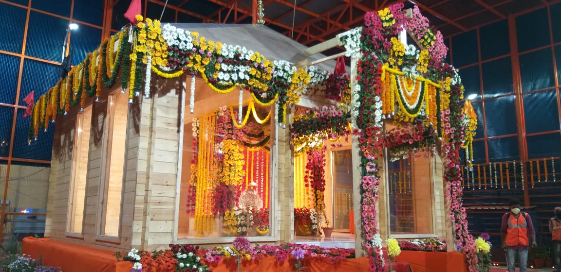 रामलल्ला यांच्या शिफ्टिंगदरम्यान मुख्यमंत्री योगी आदित्यनाथदेखील उपस्थित होते. राममंदिराच्या निर्मितीस देव मूर्तींच्या विशेष पूजा अर्चनासह तात्पुरत्या रचनेत हस्तांतरण करण्यास सुरुवात झाली. रामलल्ला यांच्या शिफ्टिंगदरम्यान मुख्यमंत्री योगी आदित्यनाथदेखील उपस्थित होते. राममंदिराच्या निर्मितीस देव मूर्तींच्या विशेष पूजा अर्चनासह तात्पुरत्या रचनेत हस्तांतरण करण्यास सुरुवात झाली.