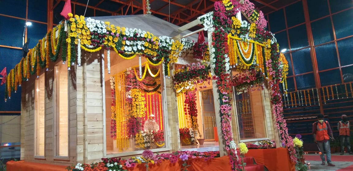 नवी दिल्ली, 25 मार्च : अयोध्यातील भगवान श्रीरामाला बुधवारी, नवरात्रीच्या पहिल्या दिवशी तात्पुरतं फायबर मंदिरात हलविण्यात आलं आहे. नवी दिल्ली, 25 मार्च : अयोध्यातील भगवान श्रीरामाला बुधवारी, नवरात्रीच्या पहिल्या दिवशी तात्पुरतं फायबर मंदिरात हलविण्यात आलं आहे.
