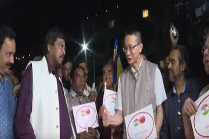 भारतामध्ये आता एकही व्यक्ती असा नसेल त्याला ‘गो कोरोना, कोरोना गो’ हे वक्तव्य माहित नसेल. अनेक सोशल मीडिया साइट्सवर गो कोरोना असा हॅशटॅग देखील ट्रेंडिंग आहे. केंद्रीय मंत्री रामदास आठवले यांचा हा व्हिडीओ सोशल मीडियावर तुफान व्हायरल झाला. त्यावर अनेक मीम्स देखील बनवण्यात आले आहेत.