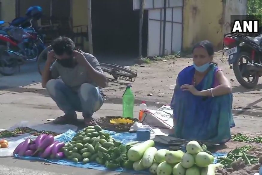 खरे लढवय्ये! लॉकडाऊनमुळे हातातलं काम गेलं, भाजी विकून उभा केला संसार