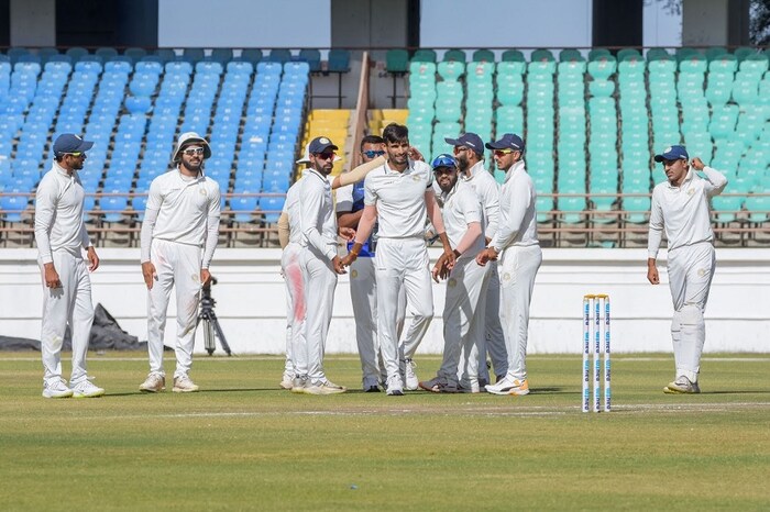 भारतात रणजी करंडक स्पर्धेच्या फायनलमध्ये पहिले चार दिवस प्रेक्षक उपस्थित होते मात्र अखेरच्या दिवशी प्रेक्षकांना बंदी होती. यामुळे सौराष्ट्रचा ऐतिहासिक विजय प्रेक्षकांशिवाय साजरा झाला. 