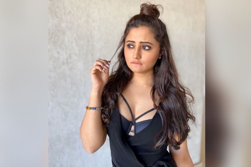 ‘माझं शरीर, माझी मर्जी...’ क्लीवेजवरुन ट्रोल करणाऱ्यांना रश्मी देसाईनं झापलं