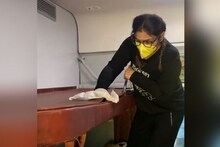 ट्रेनमधून प्रवास करत होती रवीना टंडन, Coronavirus च्या भीतीनं साफ केली पूर्ण सीट