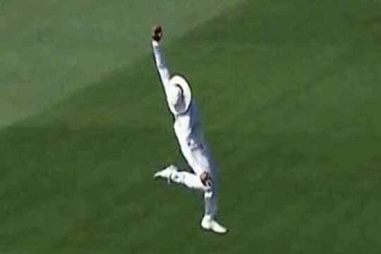 जडेजाने घेतला ‘सुपरमॅन’ कॅच, पण व्हायरल होतोय धोनी! वाचा काय आहे भानगड