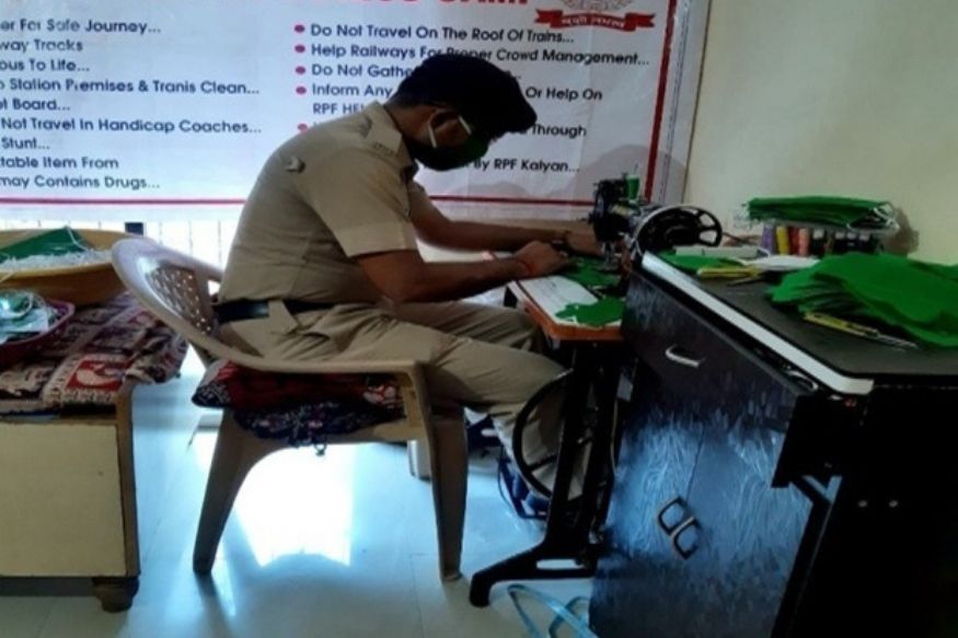 मानलं गड्यांनो तुम्हाला! कल्याण RPFचे जवानच शिवताहेत मास्क, कर्मचाऱ्यांसाठी तयारी