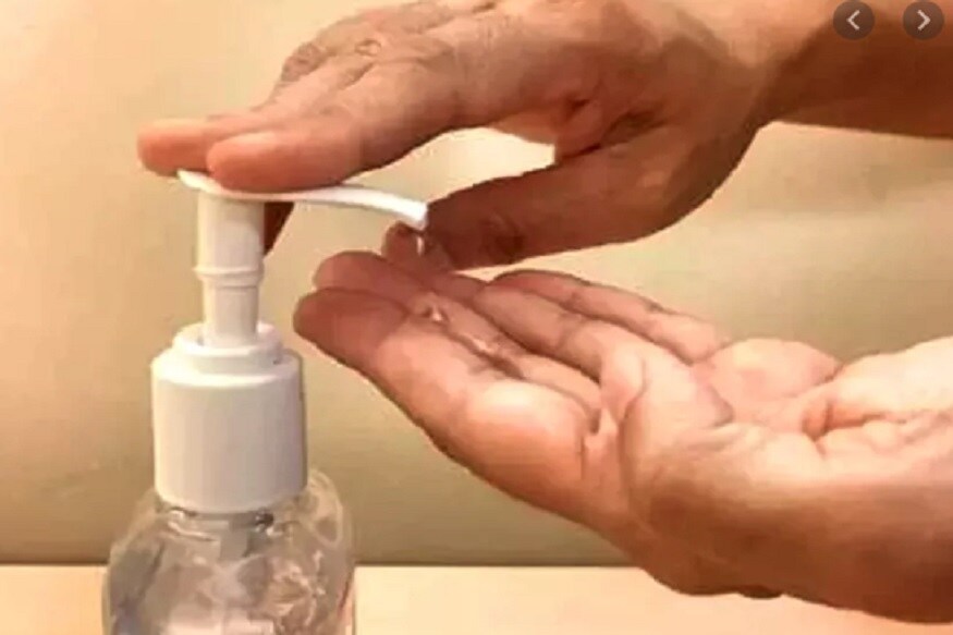 आपल्याला कोरोनाव्हायरस तर होणार नाही ना, अशी भीती प्रत्येकाच्या मनात आहे. त्यामुळे मास्क, सॅनिटायझरला दैनंदिन जीवनाचा एक भाग बनवा. कोरोनाला दूर ठेवण्यासाठी सातत्यानं याचा वापर करा. आपल्याला कोरोनाव्हायरस तर होणार नाही ना, अशी भीती प्रत्येकाच्या मनात आहे. त्यामुळे मास्क, सॅनिटायझरला दैनंदिन जीवनाचा एक भाग बनवा. कोरोनाला दूर ठेवण्यासाठी सातत्यानं याचा वापर करा.