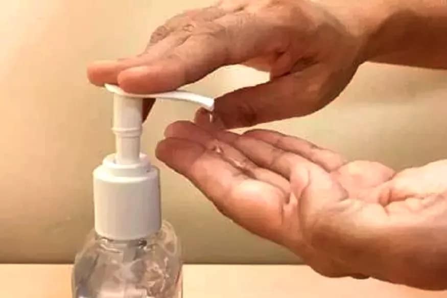 देशात एकाच दिवसांमध्ये 83 कोटींपेक्षा जास्त रुपयांचं सॅनिटायझर वापरलं जातं अशी माहिती पुढे आली आहे. देशात एकाच दिवसांमध्ये 83 कोटींपेक्षा जास्त रुपयांचं सॅनिटायझर वापरलं जातं अशी माहिती पुढे आली आहे.