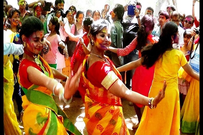 पश्चिम बंगालमधील शांतिनिकेतमधील होळी – इथं होळी वसंत उत्सव नावाने ओळखली जाते. या उत्सवाची सुरुवात रवींद्रनाथ टागोर यांनी केली होती. शांतिनिकेतनमधील विश्व भारती युनिव्हर्सिटीमध्ये या होळीचं आयोजन केलं दातं. विद्यार्थ्यांमार्फत विविध सांस्कृतिक कार्यक्रमांचं आयोजन केलं जातं. विविध रंगांनी होळी खेळली जाते, शिवाय बंगाली पदार्थ आणि मिठाईचा आस्वाद घ्यायला मिळतो.