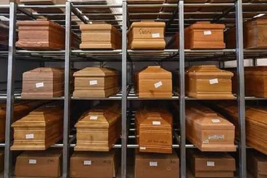 बापरे... स्पेन आणि इटलीत ‘मॉल’चं झालं शवगृह, दफविधीसाठीही वेटिंगलिस्ट