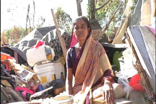 4 वर्षांपूर्वी जळालं होतं घर, अद्यापही स्मशानात राहून करावा लागतोय जीवनाशी संघर्ष