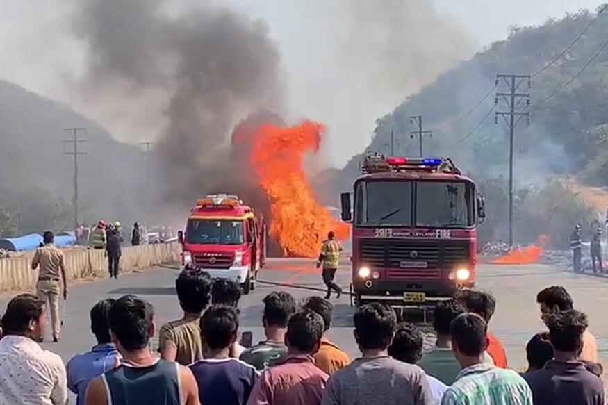 ठाणे लगत असलेल्या शिळफाटा मुंब्रा रोडवर आज एक मोठी दुर्घटना होता होता टळली. एका पेट्रोल टॅंकरने अचानक पेट घेतला बघता बघता संपूर्ण टॅंकरला आगीने विळखा घेत आगीने रौद्र रुप धारण केले. सुदैवाने आग आटोक्यात आली आणि पुढची दुर्घटना टळली. ठाणे लगत असलेल्या शिळफाटा मुंब्रा रोडवर आज एक मोठी दुर्घटना होता होता टळली. एका पेट्रोल टॅंकरने अचानक पेट घेतला बघता बघता संपूर्ण टॅंकरला आगीने विळखा घेत आगीने रौद्र रुप धारण केले. सुदैवाने आग आटोक्यात आली आणि पुढची दुर्घटना टळली.