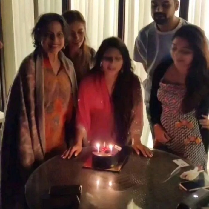 अभिनेत्री आणि काजोलची लहान बहीण तनिषा मुखर्जीनं नुकताच तिचा 42 वा वाढदिवस साजरा केला. यावेळी तिच्या मैत्रिणींसोबत तिची आई अभिनेत्री तनुजा मुखर्जी सुद्धा एन्जॉय करताना दिसल्या. 