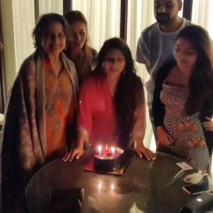 अभिनेत्री आणि काजोलची लहान बहीण तनिषा मुखर्जीनं नुकताच तिचा 42 वा वाढदिवस साजरा केला. यावेळी तिच्या मैत्रिणींसोबत तिची आई अभिनेत्री तनुजा मुखर्जी सुद्धा एन्जॉय करताना दिसल्या. 
