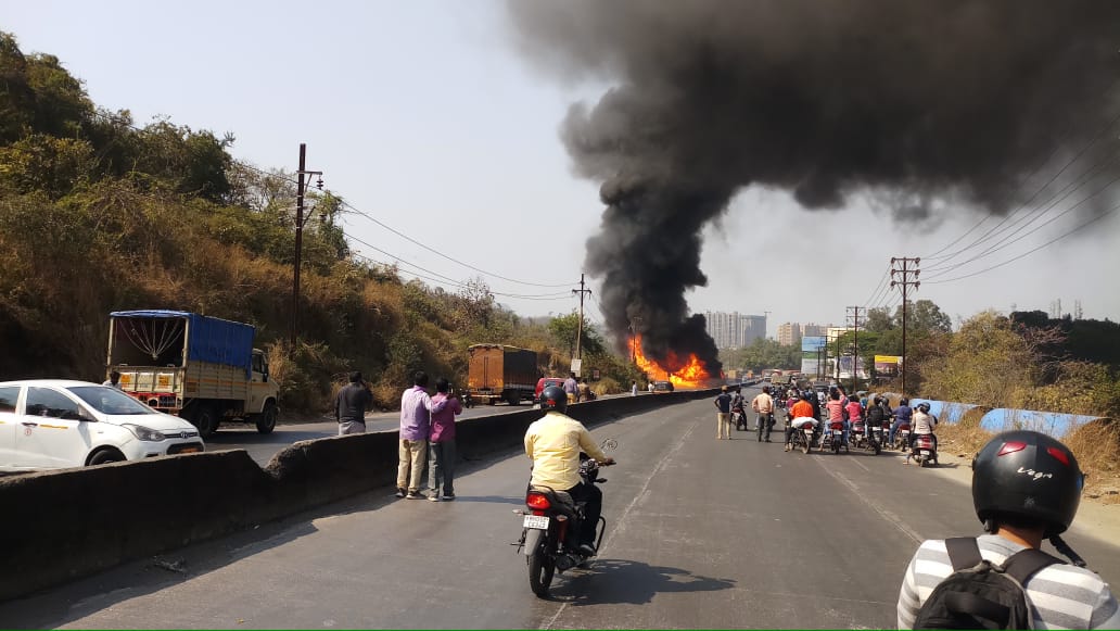 महापे शिळफाट्याच्या मार्गावर आज दुपारी एक पेट्रोल टँकर अचानकपणे उलटला होता. टँकर उलटल्यानंतर काही क्षणात त्याला आग लागली. महापे शिळफाट्याच्या मार्गावर आज दुपारी एक पेट्रोल टँकर अचानकपणे उलटला होता. टँकर उलटल्यानंतर काही क्षणात त्याला आग लागली.