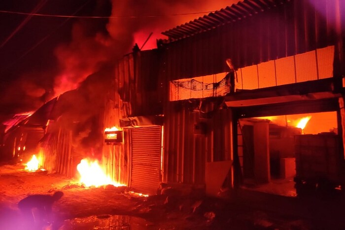 प्लास्टिक गोडाउन असल्यानं आग जास्त भडकली आहे. आग आटोक्यात आणण्यासाठी अग्निशामक दलाचे जवान प्रयत्न करत आहेत. 