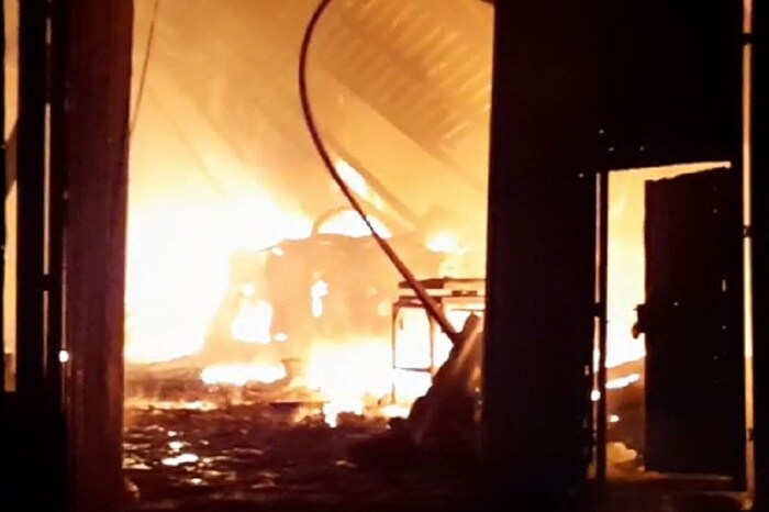 आगीच्या घटनेची माहिती मिळताच RDMC आणि फायर ब्रिडेगच्या 2 गाड्या आणि 2 पाण्याचे टँकर घटनास्थळी दाखल झाले.