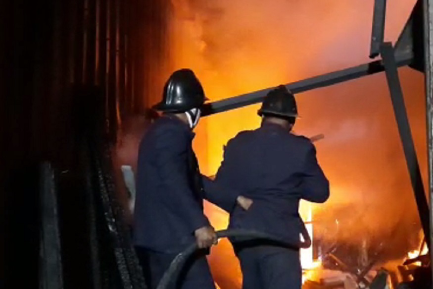 मुंब्रा इथं प्लास्टिक गोडाउनला बुधवारी रात्री भीषण आग लागली. रात्री उशिरापर्यंत आग विझवण्याचं काम सुरू होतं.