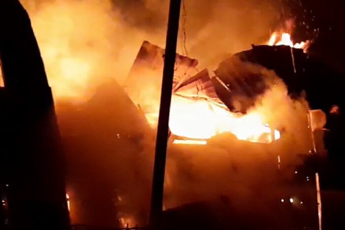 खर्डी तलावाच्या शेजारी असलेल्या भारत गिअर कंपनीच्या गोडाउनला भीषण आग लागली.