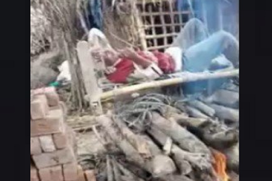 तरुणाने स्वत:ची चिता पेटवली आणि त्यावरच झोपला, वाचवण्याऐवजी लोकांनी शूट केला VIDEO