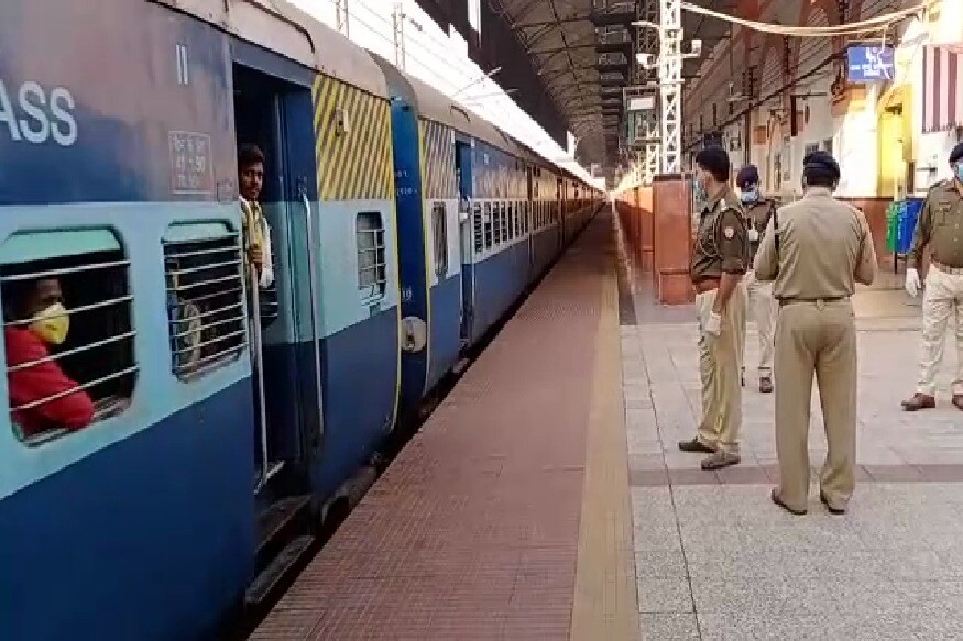 उत्तर प्रदेशमध्ये मुंबईहून जाणारी पुणे पटना ट्रेन थांबवण्यात आली आहे. तब्बल 3000 लोक या ट्रेनमधून प्रवासी करत होते. उत्तर प्रदेशमध्ये मुंबईहून जाणारी पुणे पटना ट्रेन थांबवण्यात आली आहे. तब्बल 3000 लोक या ट्रेनमधून प्रवासी करत होते.