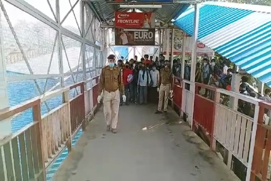 कोरोना व्हायरसचा जगभरात कहर सुरू आहे. भारतात 260 हून अधिक जणांना कोरोनाची लागण झाली आहे तर महाराष्ट्रातही 63 लोक कोरोनानं बाधित आहे. याच पार्श्वभूमिवर आज संपूर्ण देशामध्ये जनता कर्फ्यूचं पालन केलं जात आहे. पण अशात सगळ्यात मोठी बातमी समोर येत आहे ती म्हणजे मुंबईवरून प्रवाशांना घेऊन जाणाऱ्या '01101 पुणे पटना' स्पेशल ट्रेनला उत्तर प्रदेशच्या चंदोली स्थानकात थांबवण्यात आलं आहे. कोरोना व्हायरसचा जगभरात कहर सुरू आहे. भारतात 260 हून अधिक जणांना कोरोनाची लागण झाली आहे तर महाराष्ट्रातही 63 लोक कोरोनानं बाधित आहे. याच पार्श्वभूमिवर आज संपूर्ण देशामध्ये जनता कर्फ्यूचं पालन केलं जात आहे. पण अशात सगळ्यात मोठी बातमी समोर येत आहे ती म्हणजे मुंबईवरून प्रवाशांना घेऊन जाणाऱ्या '01101 पुणे पटना' स्पेशल ट्रेनला उत्तर प्रदेशच्या चंदोली स्थानकात थांबवण्यात आलं आहे.