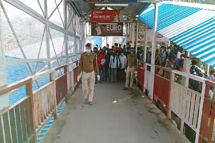 कोरोना व्हायरसचा जगभरात कहर सुरू आहे. भारतात 260 हून अधिक जणांना कोरोनाची लागण झाली आहे तर महाराष्ट्रातही 63 लोक कोरोनानं बाधित आहे. याच पार्श्वभूमिवर आज संपूर्ण देशामध्ये जनता कर्फ्यूचं पालन केलं जात आहे. पण अशात सगळ्यात मोठी बातमी  समोर येत आहे ती म्हणजे मुंबईवरून प्रवाशांना घेऊन जाणाऱ्या '01101 पुणे पटना' स्पेशल ट्रेनला उत्तर प्रदेशच्या चंदोली स्थानकात थांबवण्यात आलं आहे.