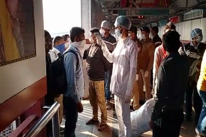 या ट्रेनमध्ये तब्बल 3000 प्रवासी आहेत. या सगळ्यांना रेल्वेतून खाली उतरवण्यात आलं आहे. 