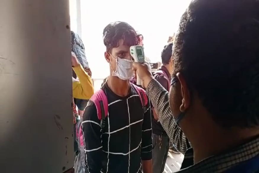 कोरोनाच्या पार्श्वभूमिवर अनेक प्रवासी पुण्यातून आपल्या घरी आले आहेत. त्यांची तपासणी सध्या सुरु आहे. कोरोनाच्या पार्श्वभूमिवर अनेक प्रवासी पुण्यातून आपल्या घरी आले आहेत. त्यांची तपासणी सध्या सुरु आहे.
