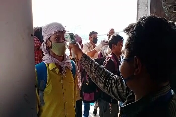 एकामागून एक प्रत्येकाची चाचणी केली जात आहे. जीआरपी, आरपीएफ सहित मेडिकल टीमदेखील उपस्थित आहे. 