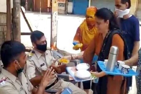 Janata curfew पोलिसांसाठी नाश्ता घेऊन आल्या महिला, पाहा VIDEO