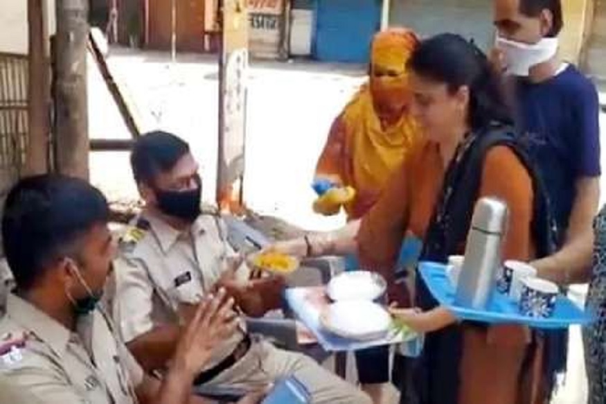 Janata curfew पोलिसांसाठी नाश्ता घेऊन आल्या महिला, पाहा VIDEO
