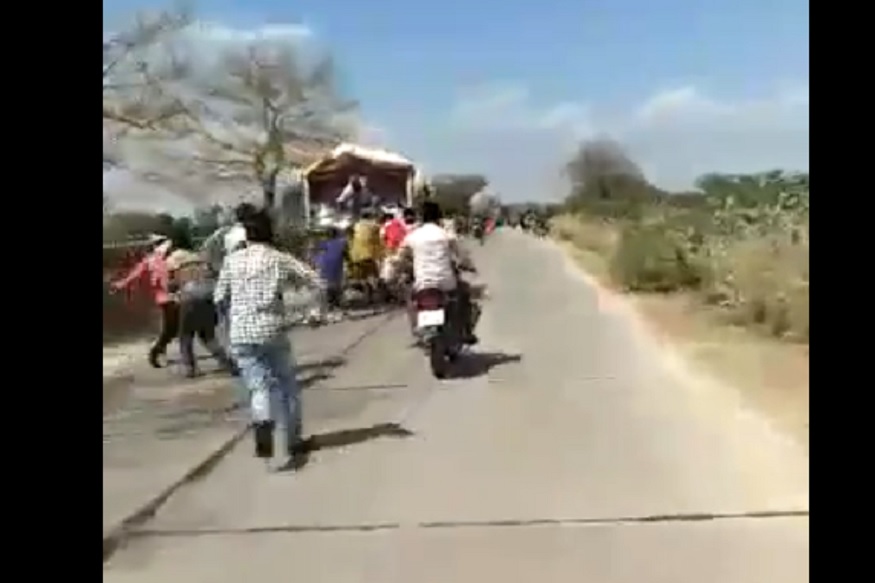 लॉकडाऊनमुळे ट्रकमधील पीठाची पोती लुटण्यासाठी लोकांची तुफान गर्दी, पाहा VIDEO