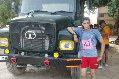 एका हातात दारूची बाटली आणि tik tokचा शौक तरुणाला चांगलाच महागात पडला आहे.