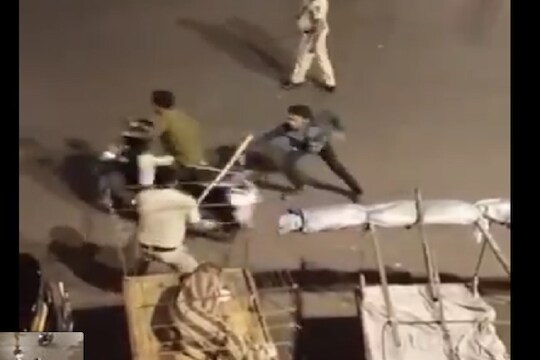 VIDEO : दोस्त दोस्त ना रहा! पोलिसांचा दंडूका पडताच पाहा काय केलं
