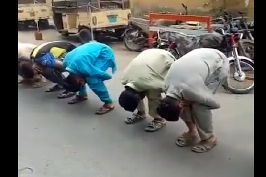 कहर! लॉकडाऊनचे नियम मोडणाऱ्यांचा पोलिसांनी केला 'मुर्गा', VIDEO VIRAL