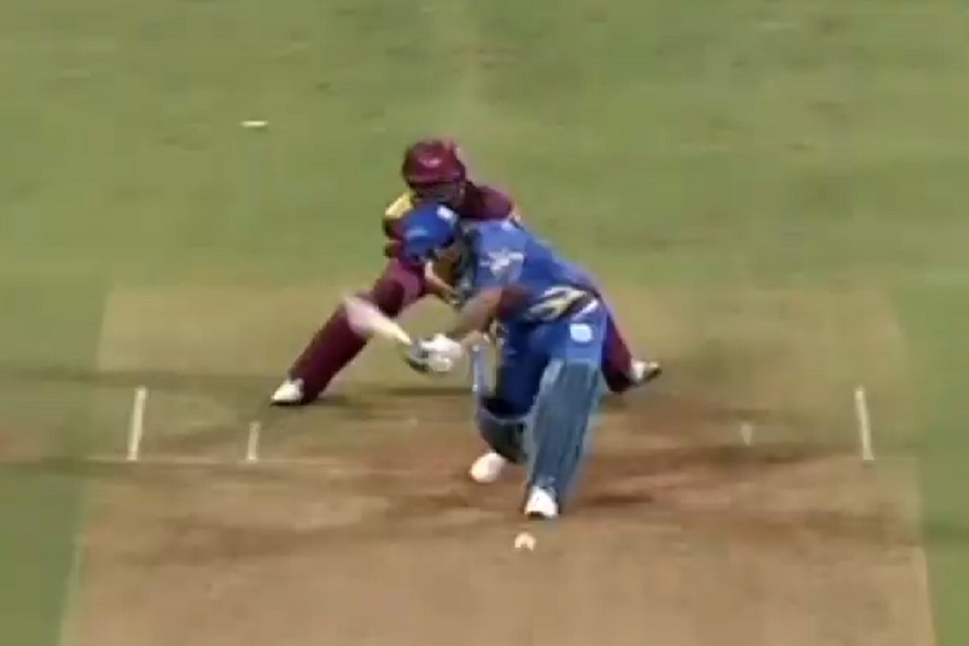 Road Safty World Series : पहिल्याच चेंडूवर सेहवागचा 'पुराना' अंदाज, पाहा VIDEO