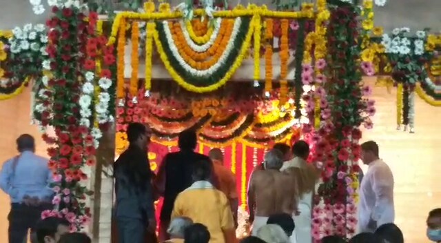 चंपत राय यांनी सांगितले की 25 मार्च रोजी सकाळी चार वाजता रामलल्ला नवीन तात्पुरत्या इमारतीत हलविण्यात आले. कोरोना विषाणूच्या कहरांमुळे, सर्व भव्य कार्यक्रम सरकण्यापुरते मर्यादित होते. चंपत राय यांनी सांगितले की 25 मार्च रोजी सकाळी चार वाजता रामलल्ला नवीन तात्पुरत्या इमारतीत हलविण्यात आले. कोरोना विषाणूच्या कहरांमुळे, सर्व भव्य कार्यक्रम सरकण्यापुरते मर्यादित होते.