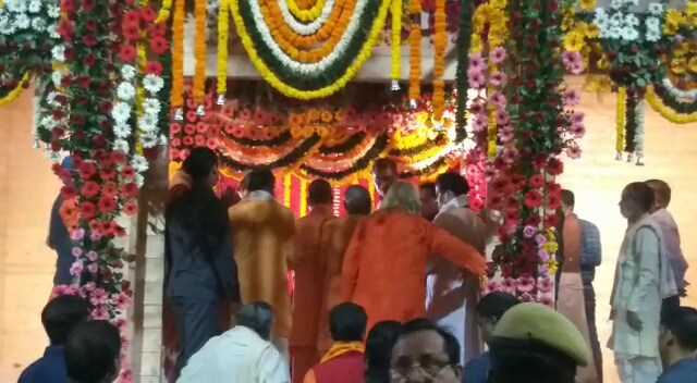 रामलल्लाचे मुख्य पुजारी आचार्य सत्येंद्र यांच्या मते, कोणत्याही नवीन मंदिरात देवाला ठेवण्यापूर्वी त्यांची अनेक श्रद्धा आहेत. देवाला त्यांच्या जागेवर ठेवण्यापूर्वी तिथली जमीन आणि मंदिर दोघेही पवित्र झाले होते. रामलल्लाचे मुख्य पुजारी आचार्य सत्येंद्र यांच्या मते, कोणत्याही नवीन मंदिरात देवाला ठेवण्यापूर्वी त्यांची अनेक श्रद्धा आहेत. देवाला त्यांच्या जागेवर ठेवण्यापूर्वी तिथली जमीन आणि मंदिर दोघेही पवित्र झाले होते.