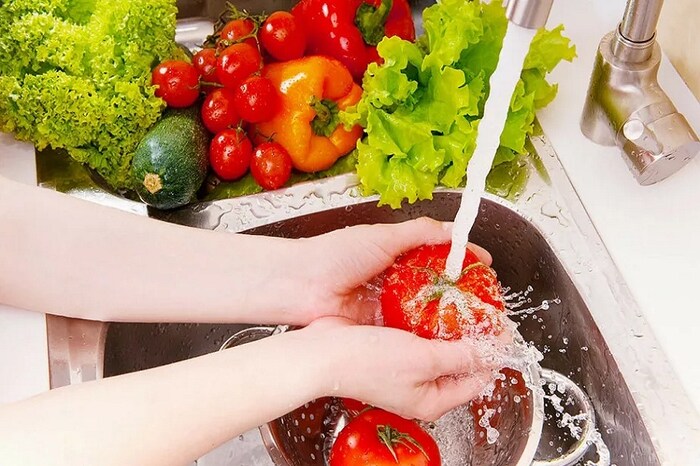 मॅग्नेशिअम, पोटँशिअम, कॅल्शिअमयुक्त फळे आणि भाज्यांचे सेवन करा. केळी, डाबिंळ, मोसंबी, द्राक्षे, पपई तसेच पालक, टोमँटो, बीड, मेथी, कांदा, आवळा, लसून हे पदार्थ खावेत.
