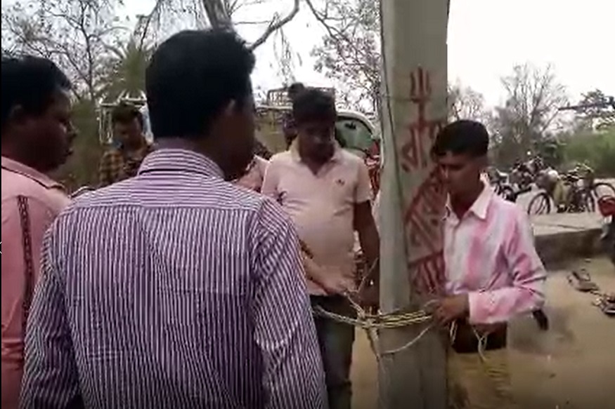 VIDEO : हिम्मतच कशी झाली! मुलींची छेड काढणाऱ्या तरुणाला खांबाला बांधून दिला चोप