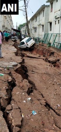 या रस्त्याच्या बाजूला पार्क केलेल्या गाड्याही खाली पडल्या आहेत. अवकाळी आलेल्या पावसानं अडचणीत आणखीन भर पडली आहे. या रस्त्याच्या बाजूला पार्क केलेल्या गाड्याही खाली पडल्या आहेत. अवकाळी आलेल्या पावसानं अडचणीत आणखीन भर पडली आहे.