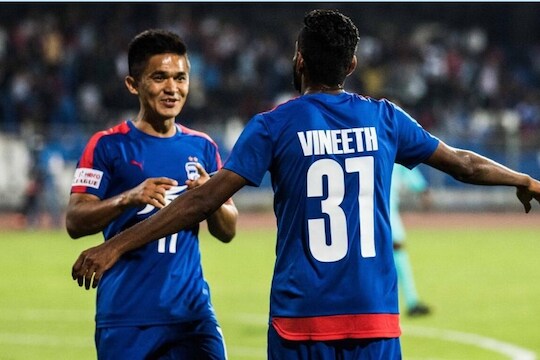 अभिमानास्पद! भारतातील प्रसिद्ध फूटबॉलपटू करतोय COVID-19 हेल्पलाइन सेंटरमध्ये काम