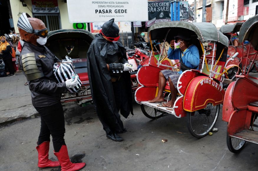 COVID-19:स्पायडर मॅन, सुपरमॅनने केल्या गाड्या सॅनिटाइझ तर बॅटमॅनने वाटले मास्क, पाहा PHOTOS