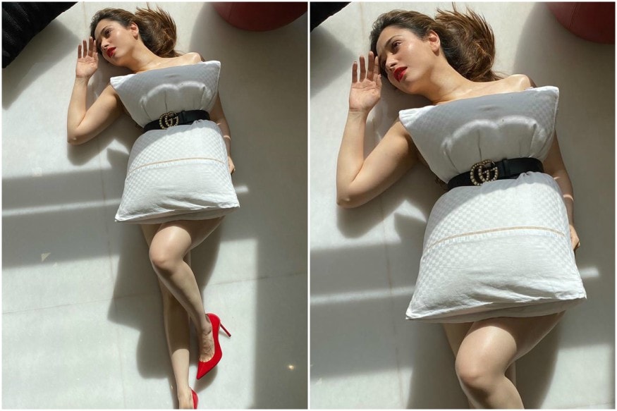 सध्या इंटरनेटवर अनेकजण एकमेकांना अनेक चॅलेंजेस देताना दिसत आहेत. अशाच एका #PillowChanllenge मध्ये तमन्ना भाटियाने एक फोटो पोस्ट केला आहे. ज्यामध्ये तिने केवळ उशी आणि बेल्टचा वापर करून तिचा ड्रेस बनवला आहे. तिचा लालुक सोशल मीडियावर खूप व्हायरल झाला आहे. (सौजन्य- इन्स्टाग्राम) सध्या इंटरनेटवर अनेकजण एकमेकांना अनेक चॅलेंजेस देताना दिसत आहेत. अशाच एका #PillowChanllenge मध्ये तमन्ना भाटियाने एक फोटो पोस्ट केला आहे. ज्यामध्ये तिने केवळ उशी आणि बेल्टचा वापर करून तिचा ड्रेस बनवला आहे. तिचा लालुक सोशल मीडियावर खूप व्हायरल झाला आहे. (सौजन्य- इन्स्टाग्राम)